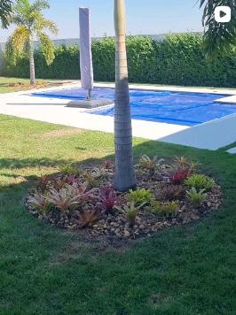 Corredor com piso vazado e grama